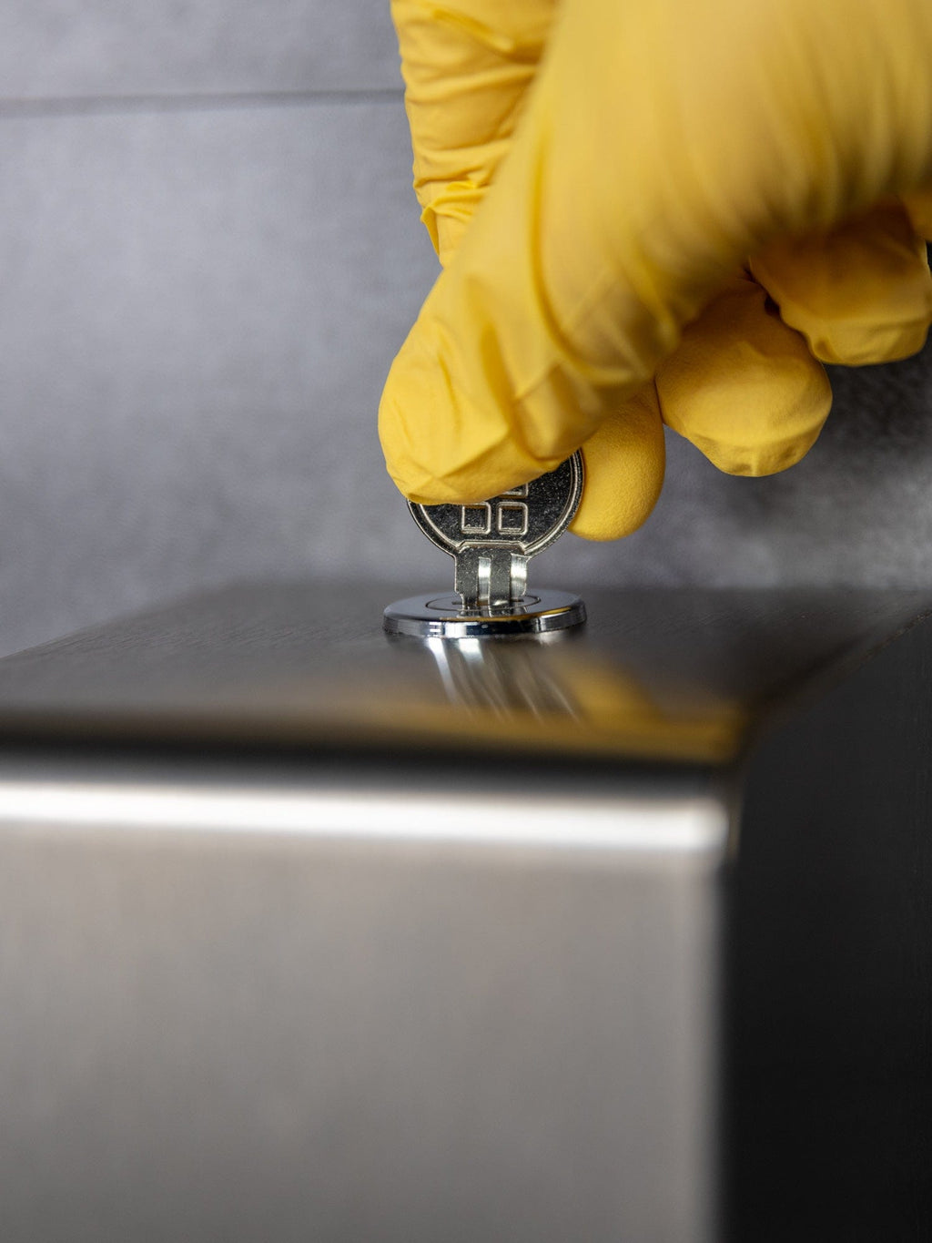 lockable soap dispenser synergise