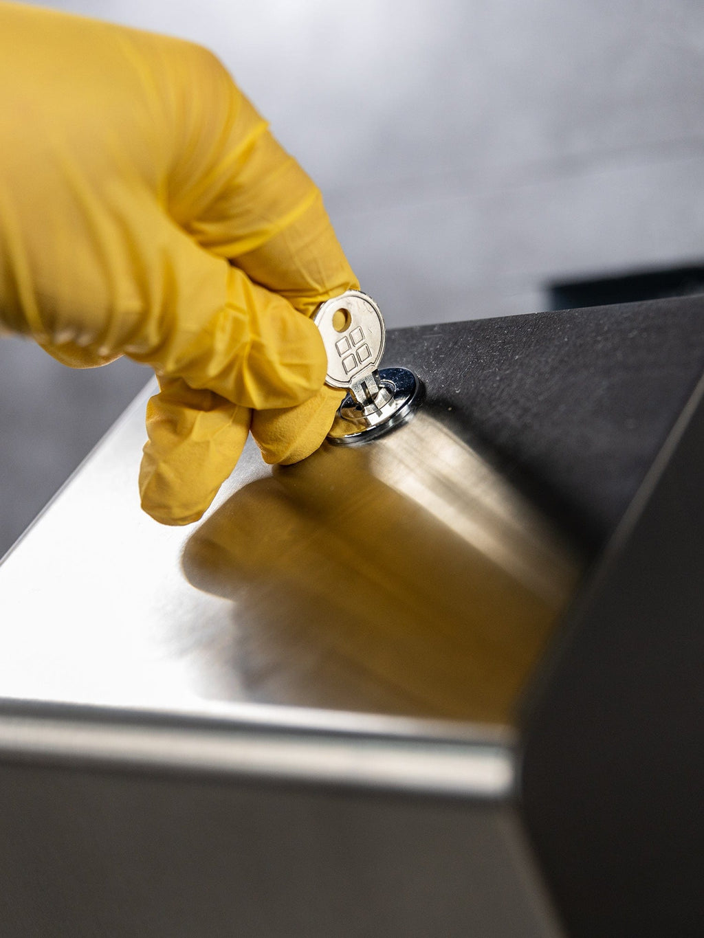 lockable stainless steel roll dispenser