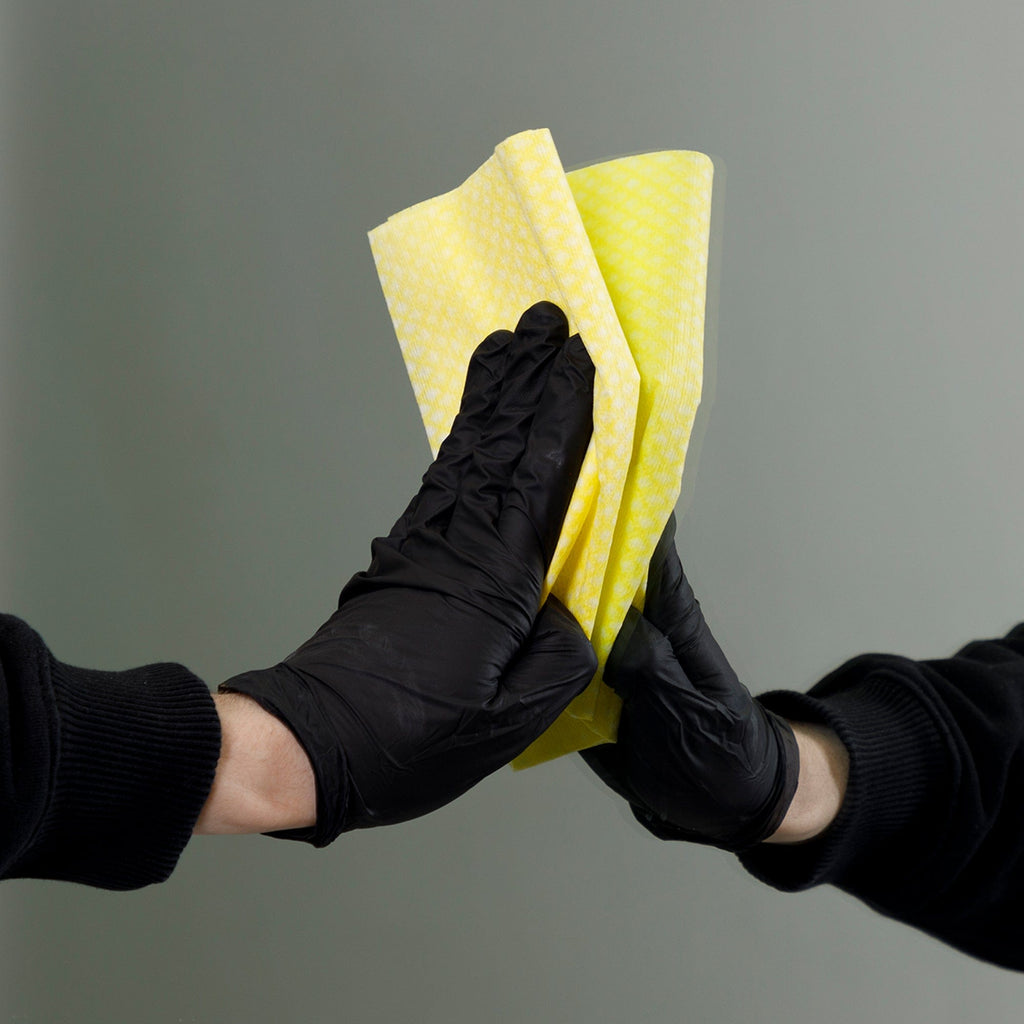 yellow cleaning cloth cleaning mirrors